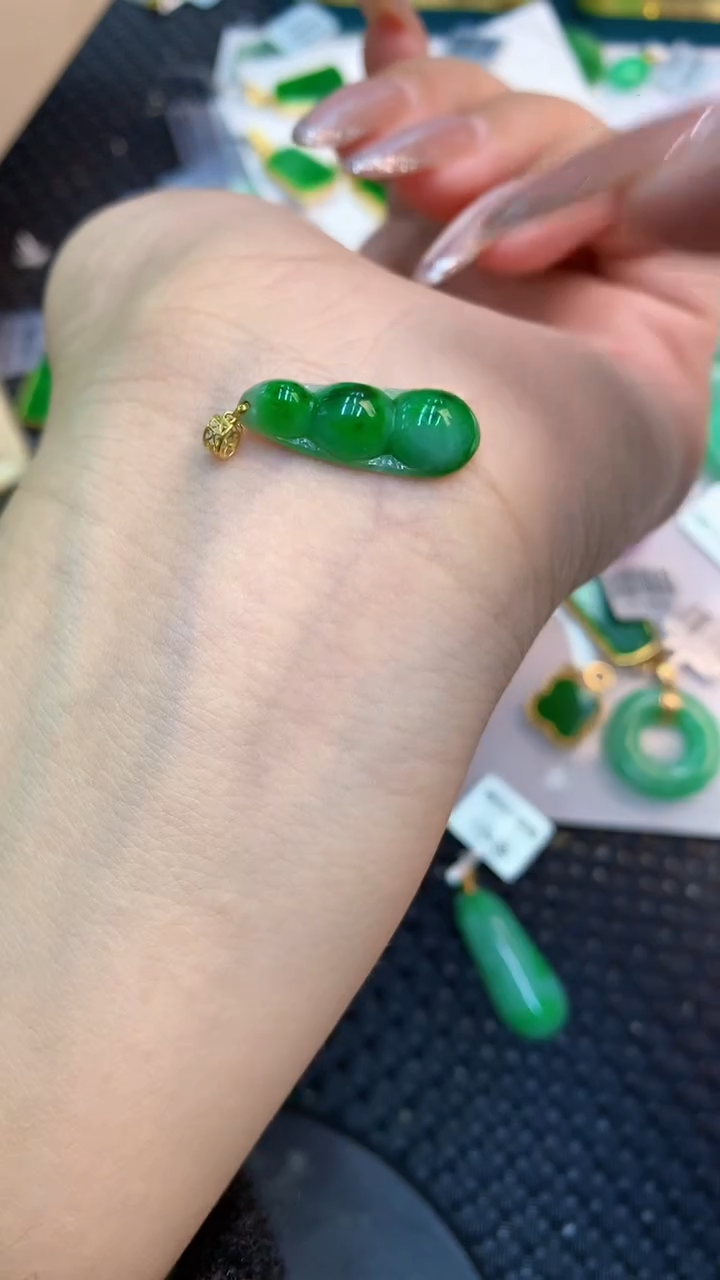 颈饰18K金镶嵌翡翠1