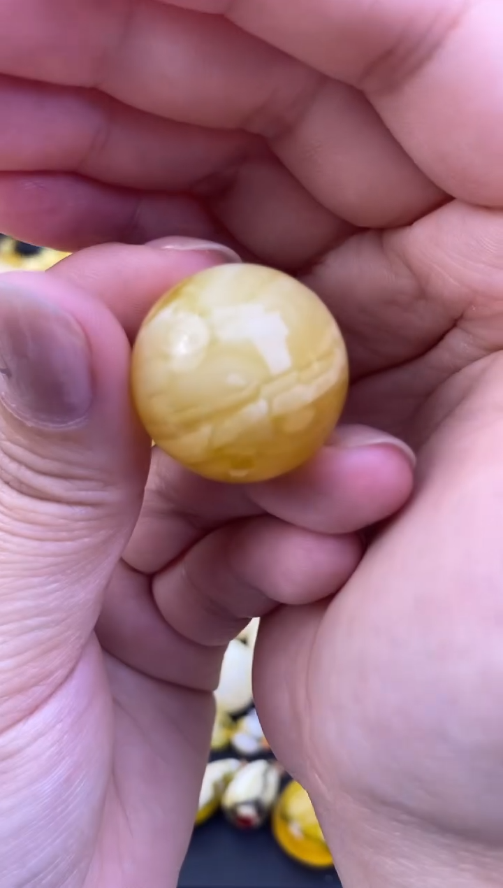 未镶嵌琥珀裸石月.35/卡23.6mm
