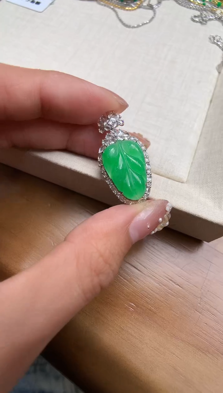 【闪购商品】翡翠颈饰18K金镶嵌叶子
