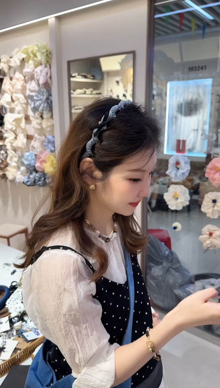 布艺非金属布艺蝴蝶结倒齿发箍（浅色）