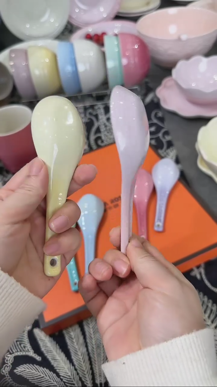 【闪购商品】瓷六色勺子