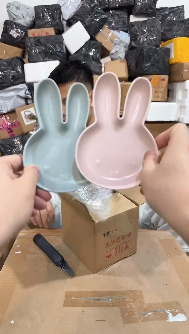 瓷片蓝色加粉色米菲兔小碟子