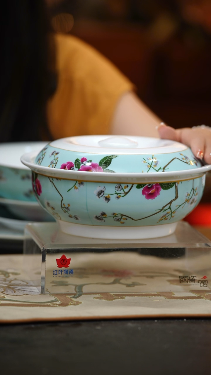 1个微瑕春意盎然9英寸带盖品呙