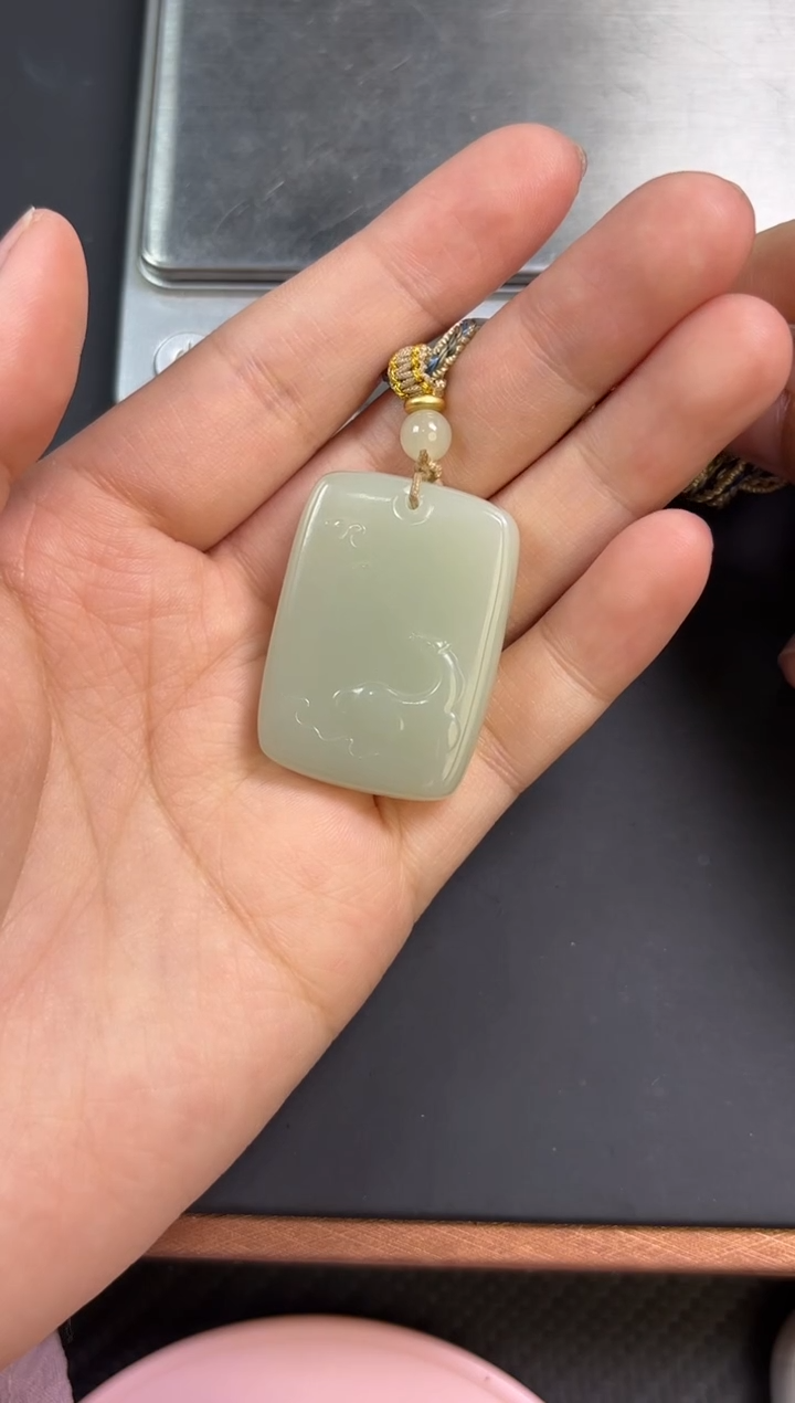 【闪购商品】和田玉吊坠(赠链)未镶嵌且末微色差迪克兰吊坠