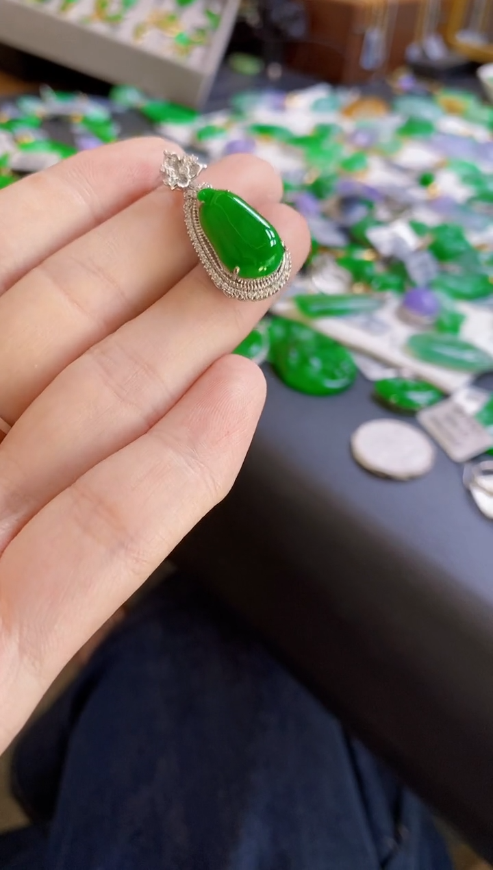 翡翠18K金镶嵌颈饰瓜