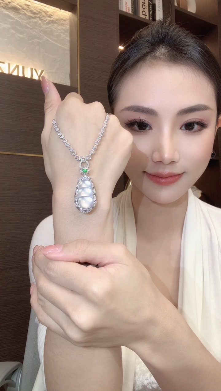 吊坠(不含链)18K金镶嵌翡翠贝****6C129