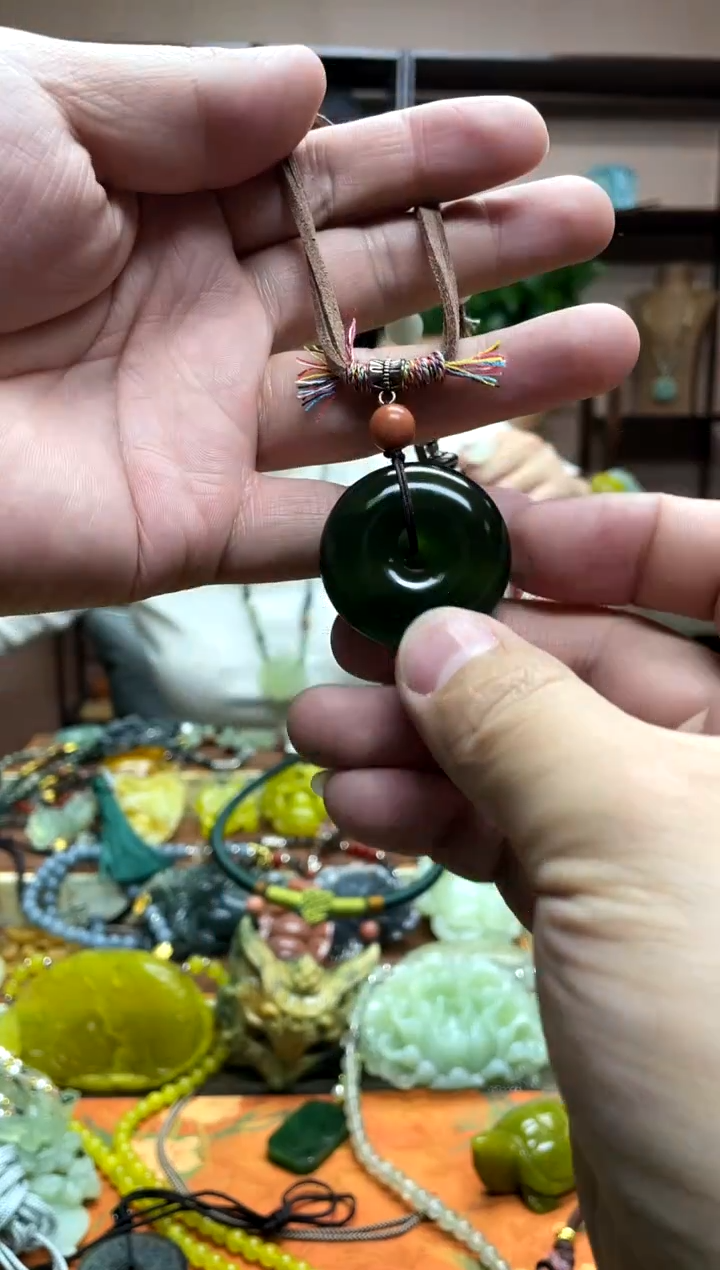 未镶嵌岫玉颈饰·瑕疵