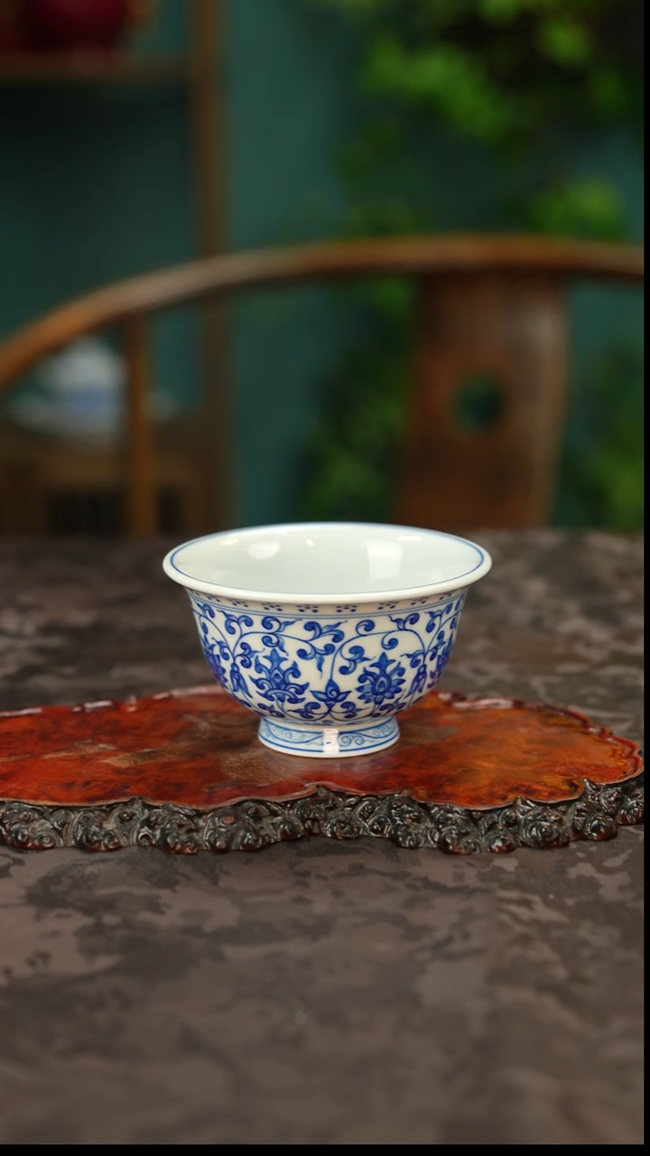 青花手绘缠枝莲主人杯