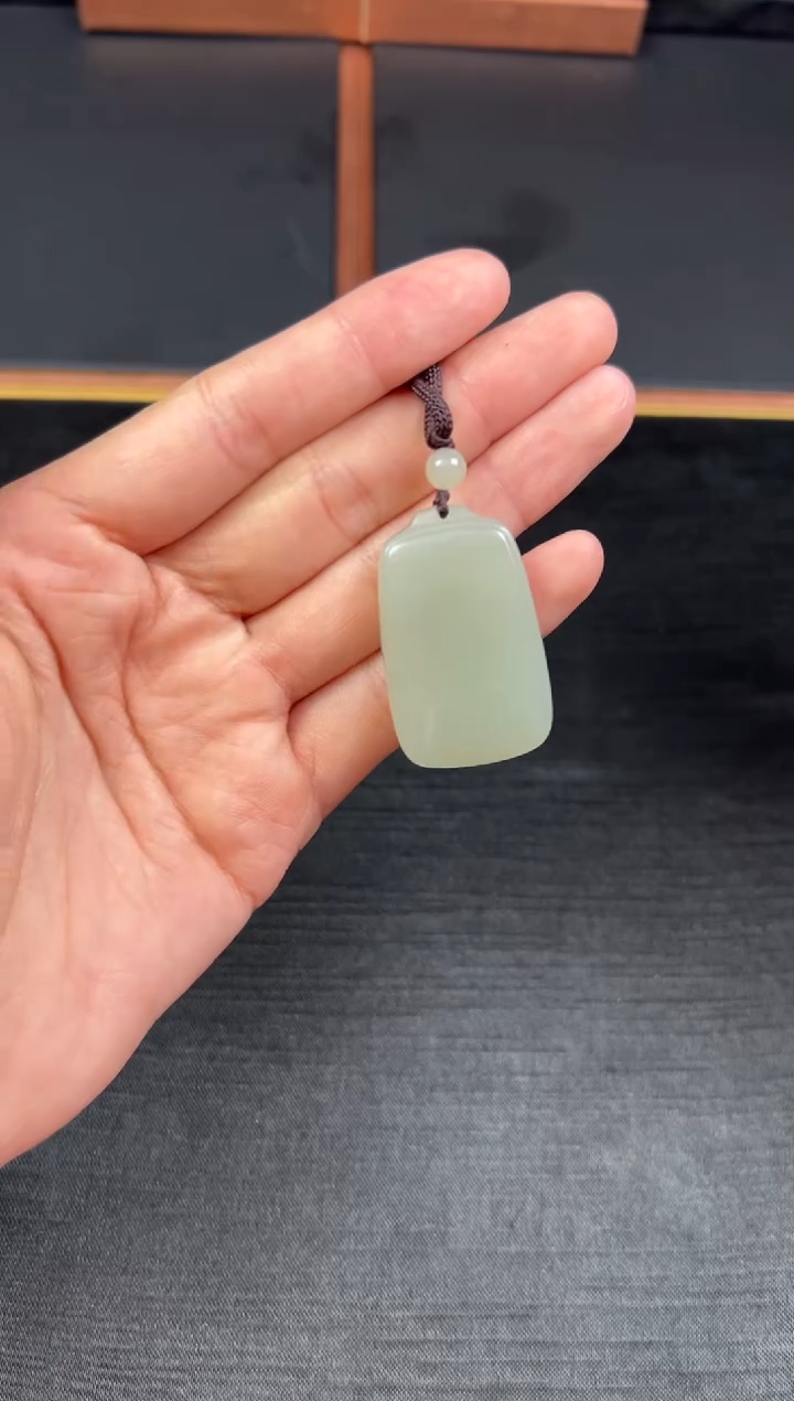 【闪购商品】和田玉吊坠(赠链)未镶嵌且末微色差近矿