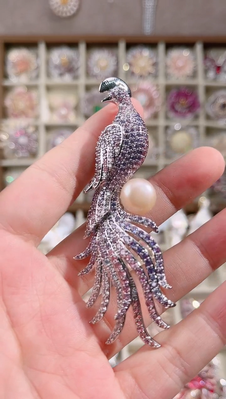 锆石铜合金紫色孔雀胸针
