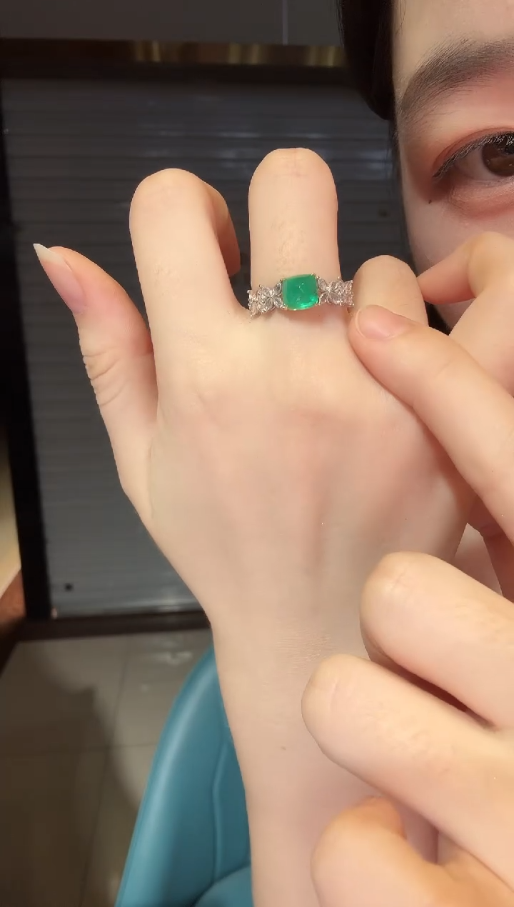 18K金镶嵌戒指祖母绿1.43ct