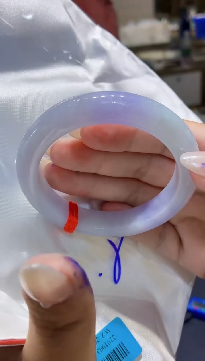 翡翠手镯未镶嵌翡翠手镯