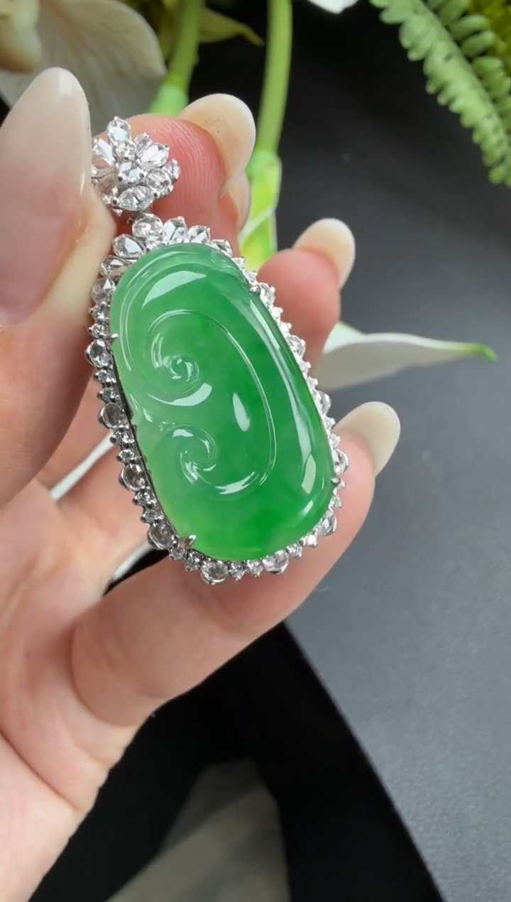 颈饰18K金镶嵌翡翠吊坠