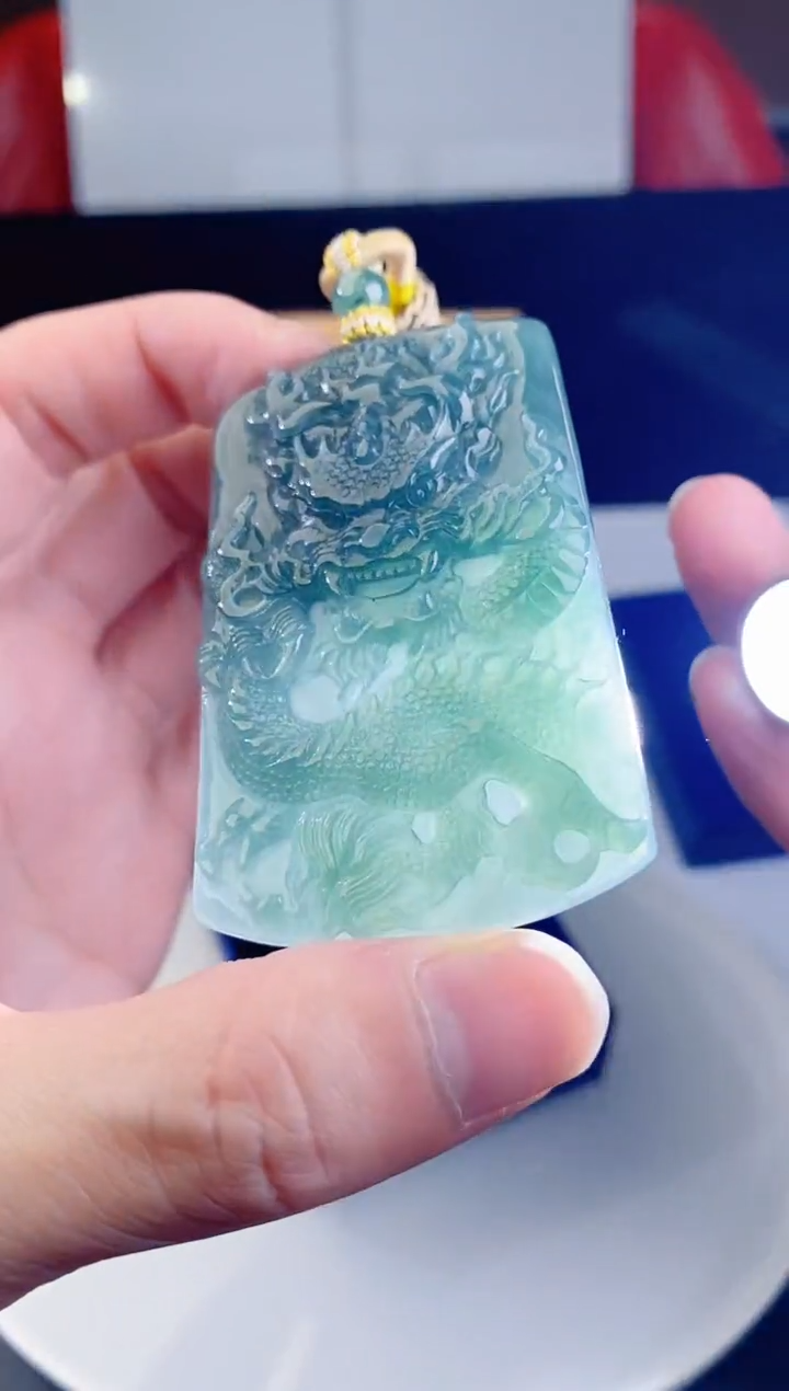 颈饰未镶嵌翡翠  