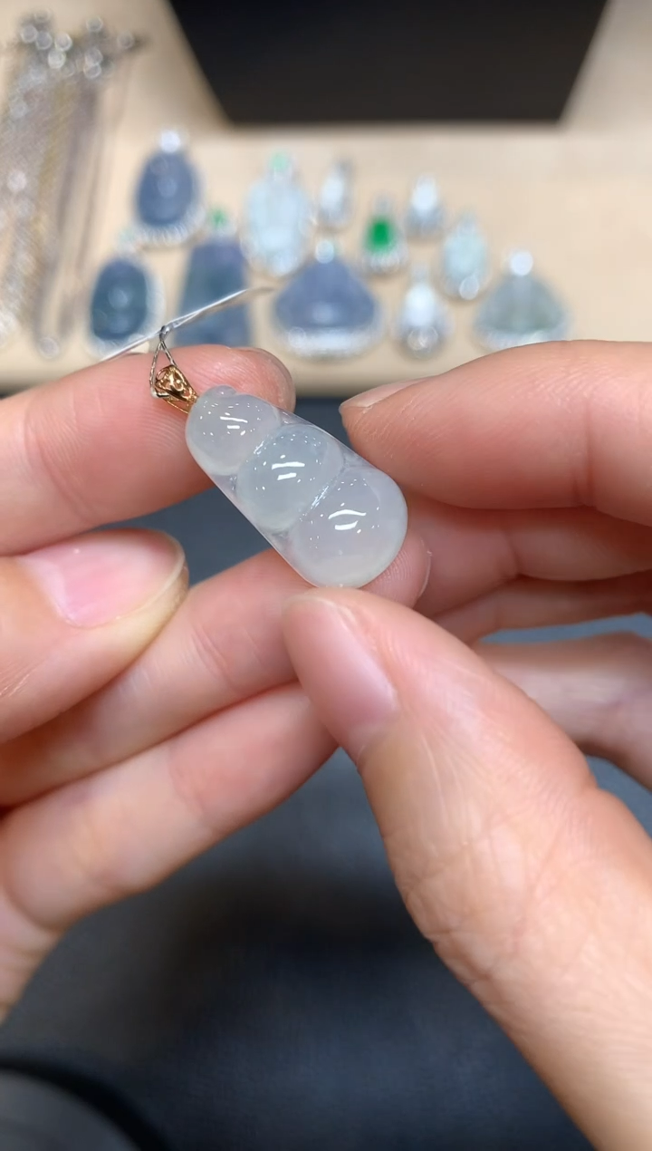 【闪购商品】翡翠颈饰18K金镶嵌福豆【无服务费