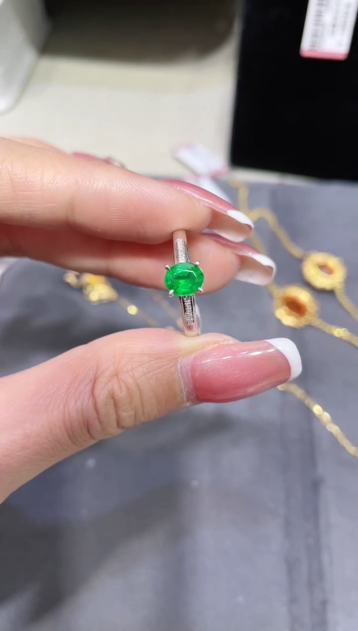 18K金镶嵌天然祖母绿戒指