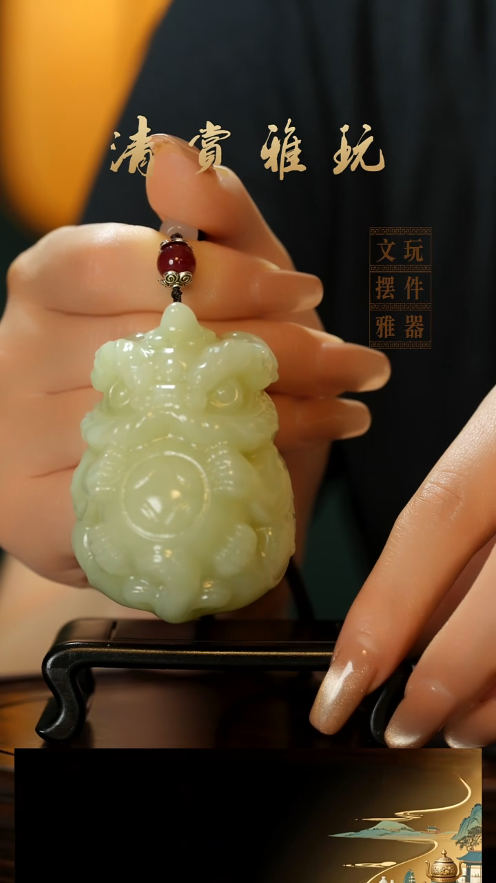 玉《醒狮抱球》手把件摆件