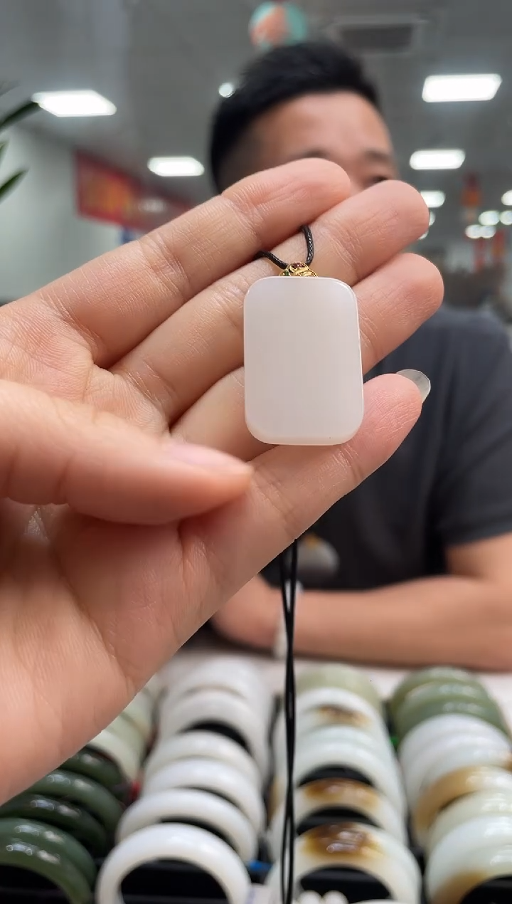 和田玉18K金镶嵌颈饰无事牌吊坠随机发一件