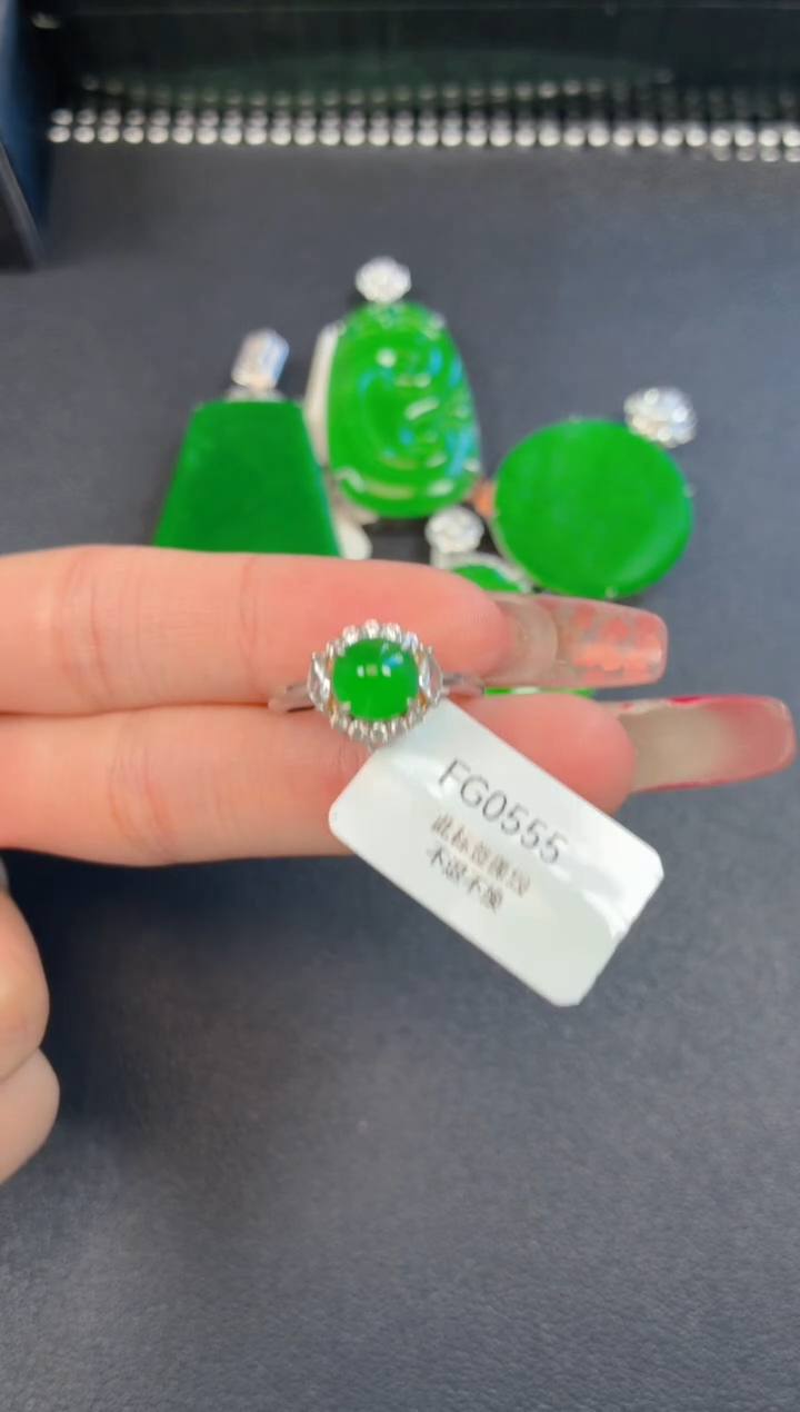 颈饰银S925镶嵌翡翠戒指