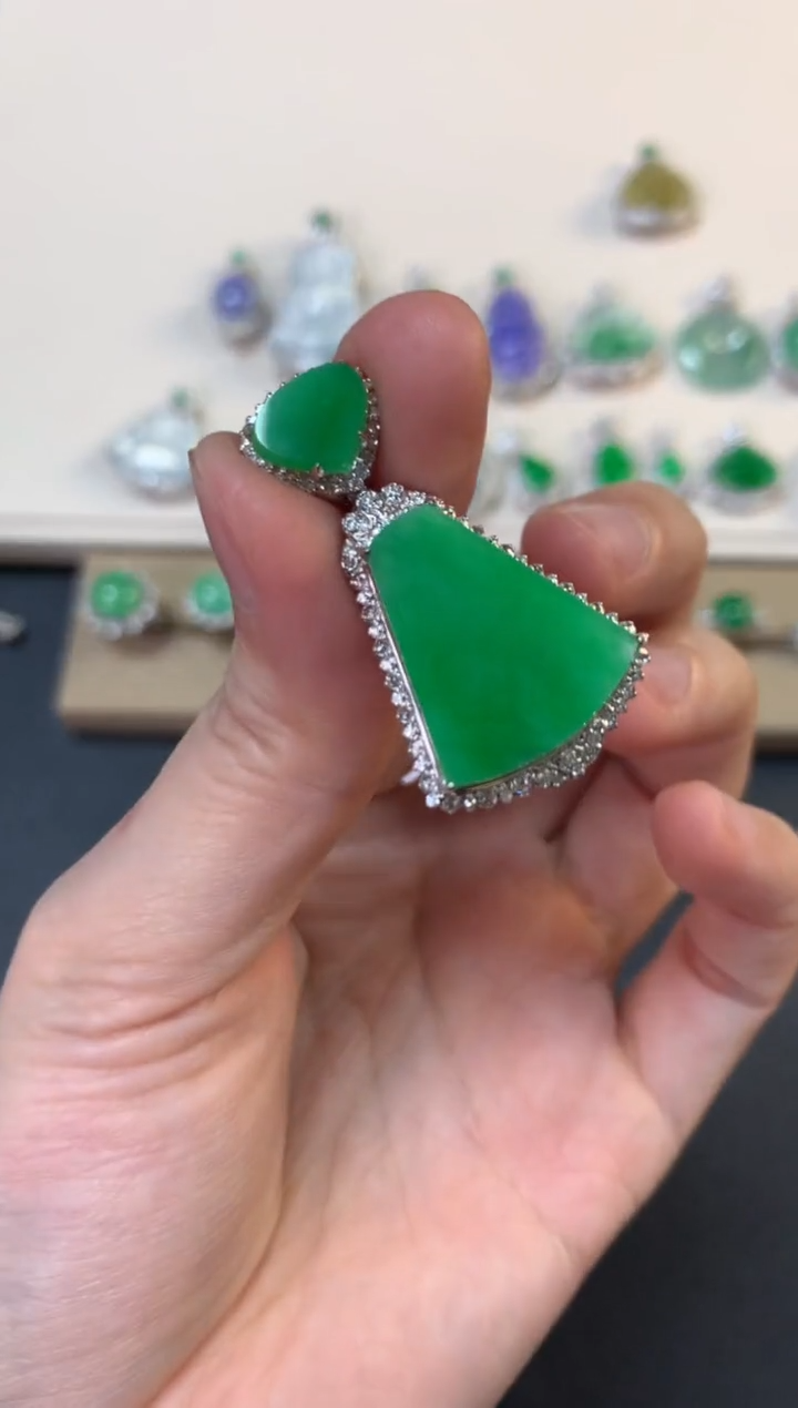 【闪购商品】翡翠吊坠(不含链)18K金镶嵌无事牌吊坠16800