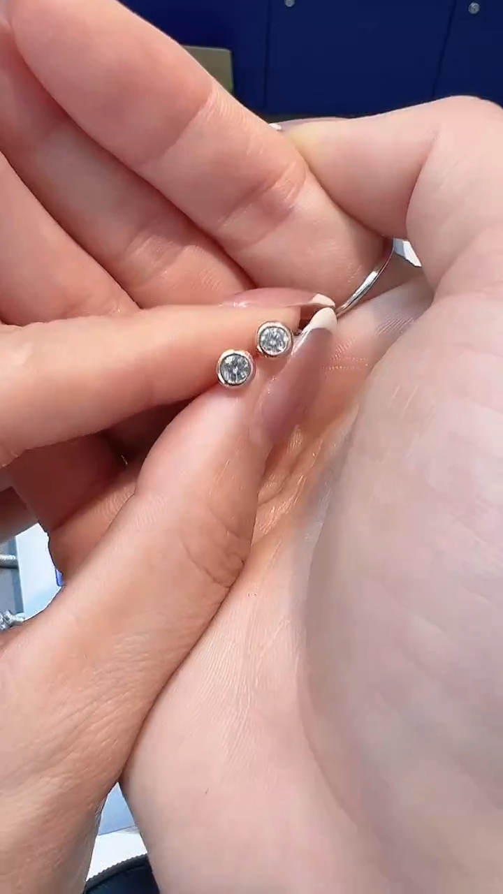 【闪购商品】40分耳钉18K金镶嵌钻石多样性发一