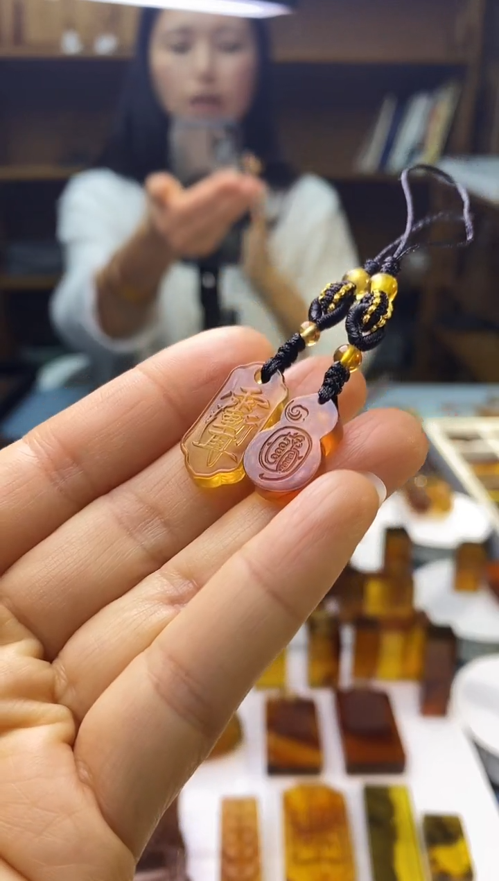 琥珀颈饰未镶嵌SN83-16（紫薇讳+金光）手机挂