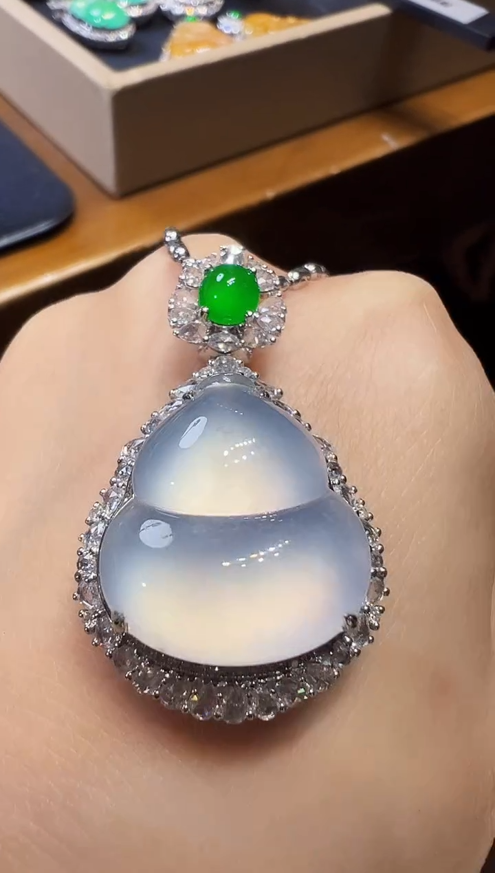 吊坠(不含链)18K金镶嵌翡翠葫芦