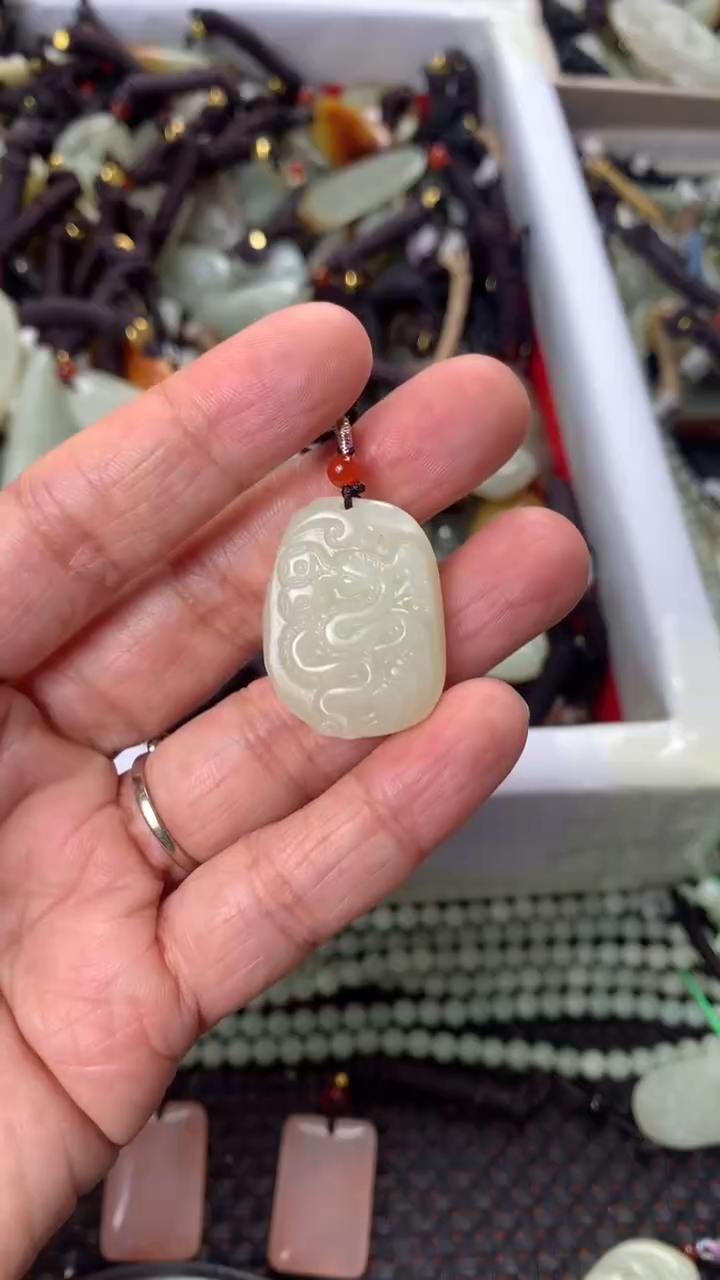 【闪购商品】和田玉颈饰未镶嵌多样性发货没有证书，拍一发一.有瑕