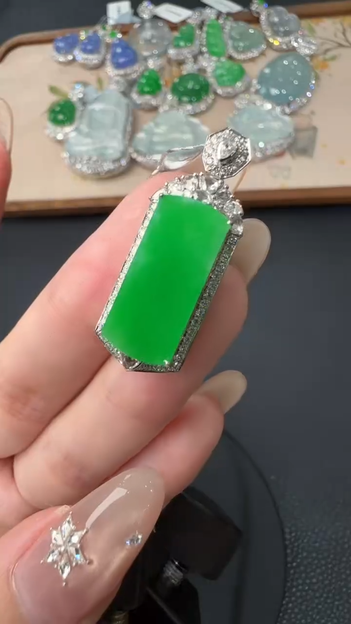 【闪购商品】翡翠吊坠(不含链)18K金镶嵌75
