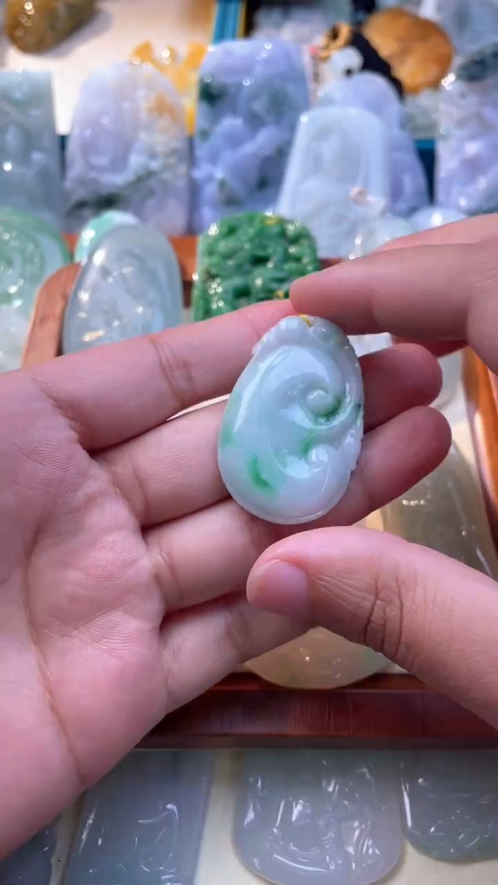 翡翠未镶嵌颈饰如意