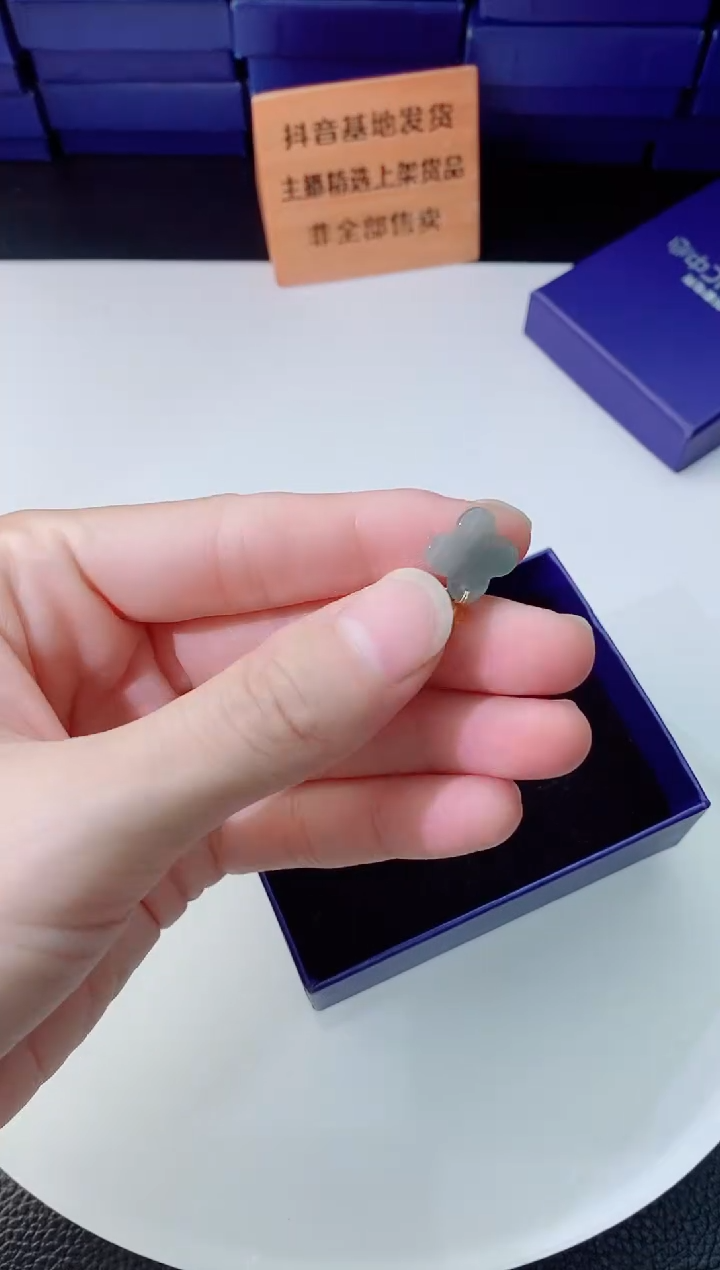 翡翠未镶嵌颈饰  `