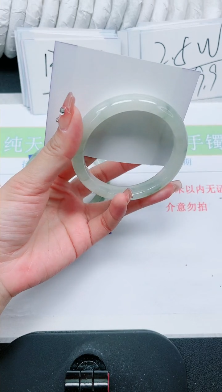 【闪购商品】石英质玉手镯未镶嵌285