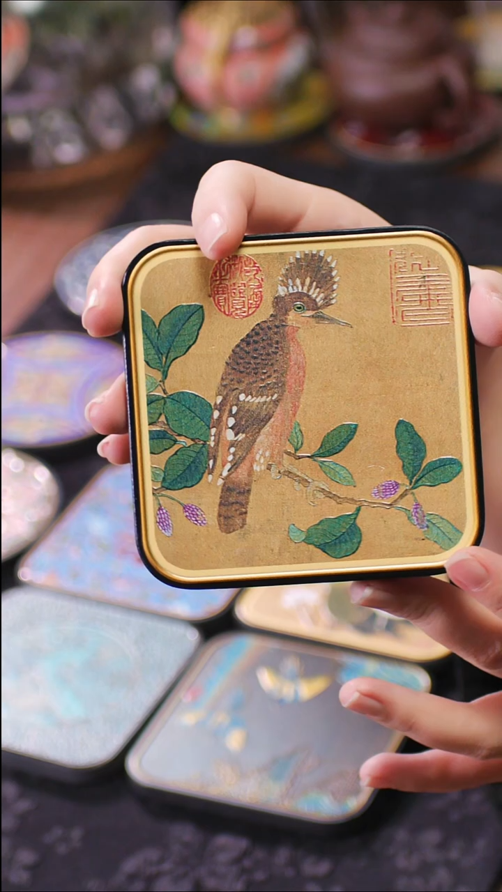 壹藏贰宝戴胜图案杯垫一片