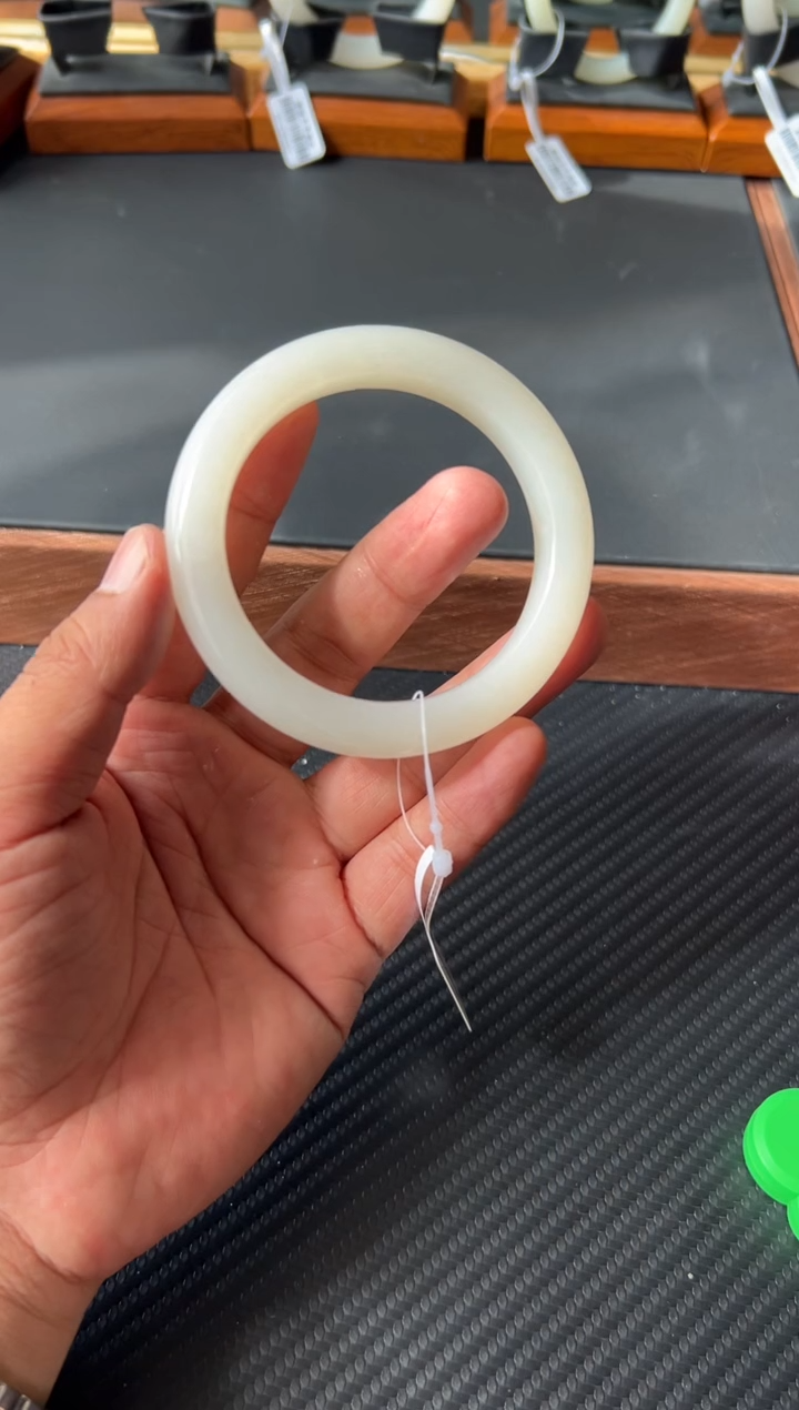 和田玉手镯未镶嵌黑山微色差59