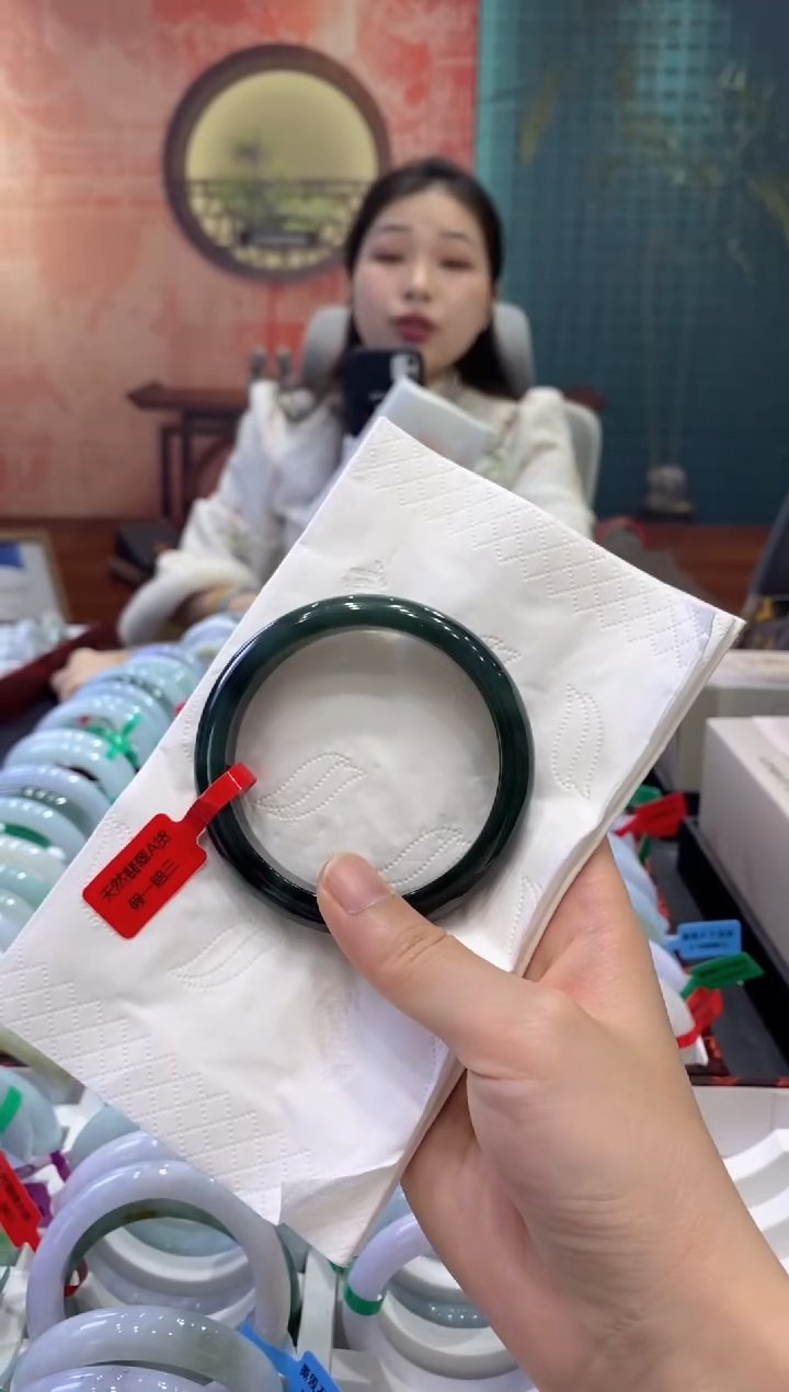 【闪购商品】翡翠手镯未镶嵌多人17759