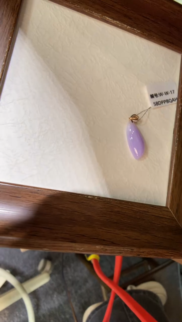 颈饰18K金镶嵌翡翠随形