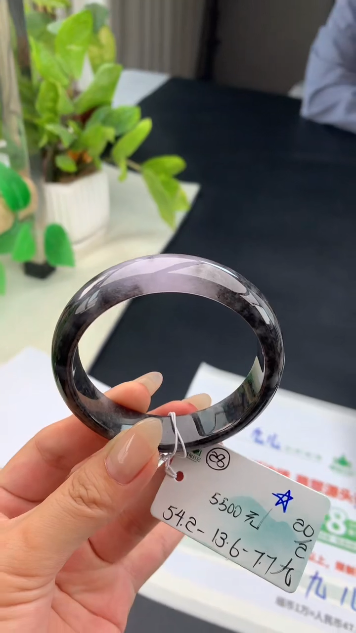 【闪购商品】翡翠手镯未镶嵌女神节#送礼#，下单联系客服核对地址~