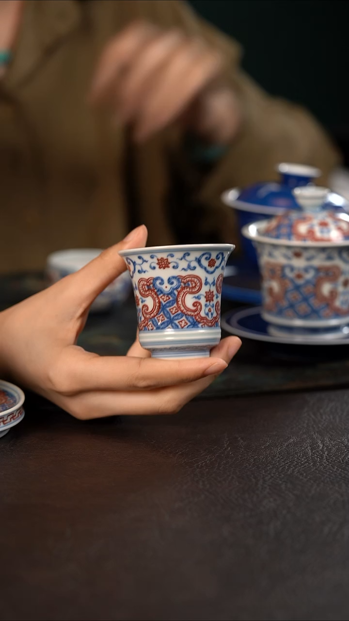 杯贵红窑青花釉里红如意开窗纹马蹄杯