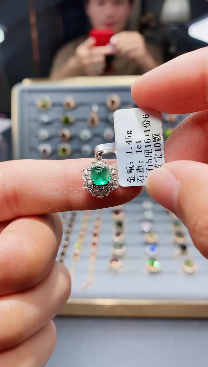 18K金镶嵌颈饰祖母绿1....