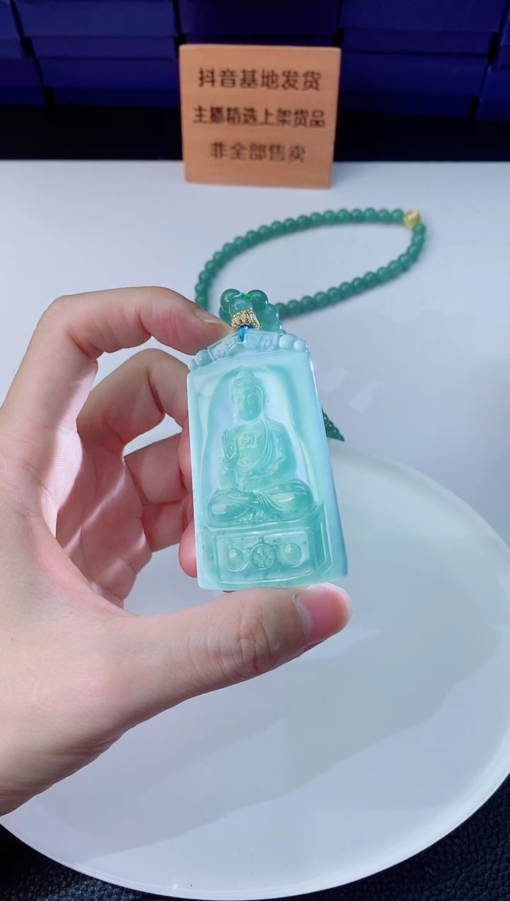 翡翠未镶嵌颈饰   `