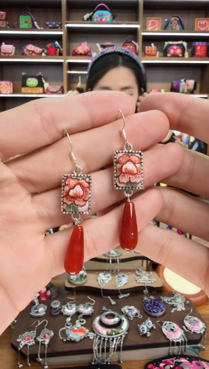 【闪购商品】织绣83蒙阿苏苗绣传承