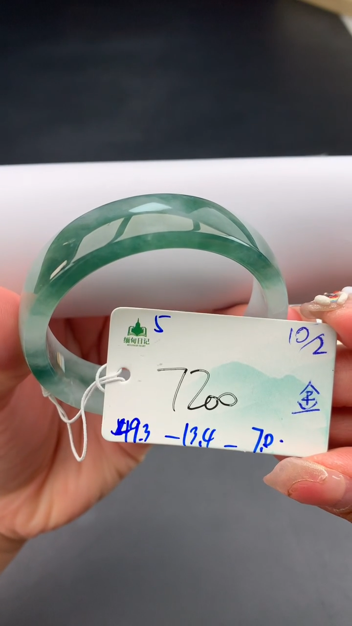 【闪购商品】翡翠手镯未镶嵌 #情人节#送礼，下单联系客服核对地址~