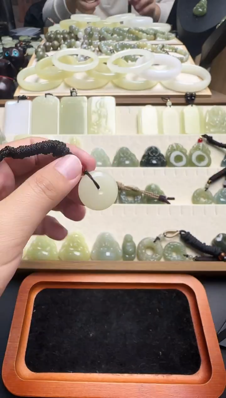 颈饰未镶嵌和田玉琰*逗平安扣