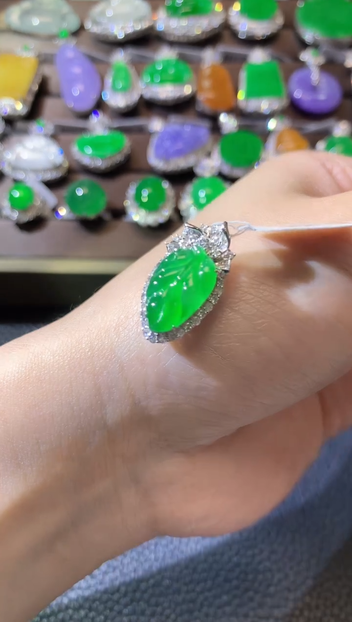 【闪购商品】翡翠吊坠(不含链)18K金镶嵌D15