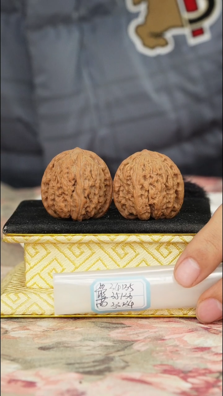 【闪购商品】文玩核桃把件密纹