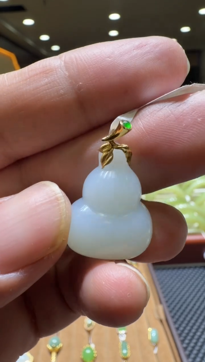 颈饰18K金镶嵌和田玉挂件