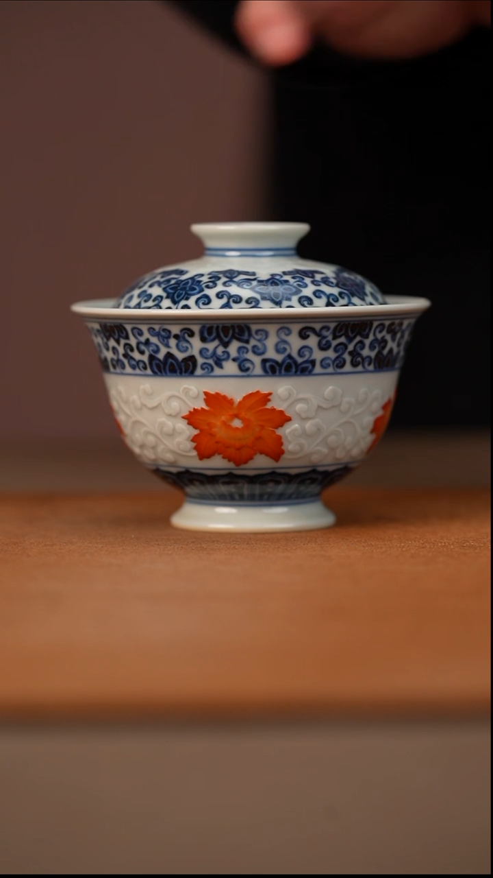 陶瓷又见春风青花雕刻矾红花卉盖碗