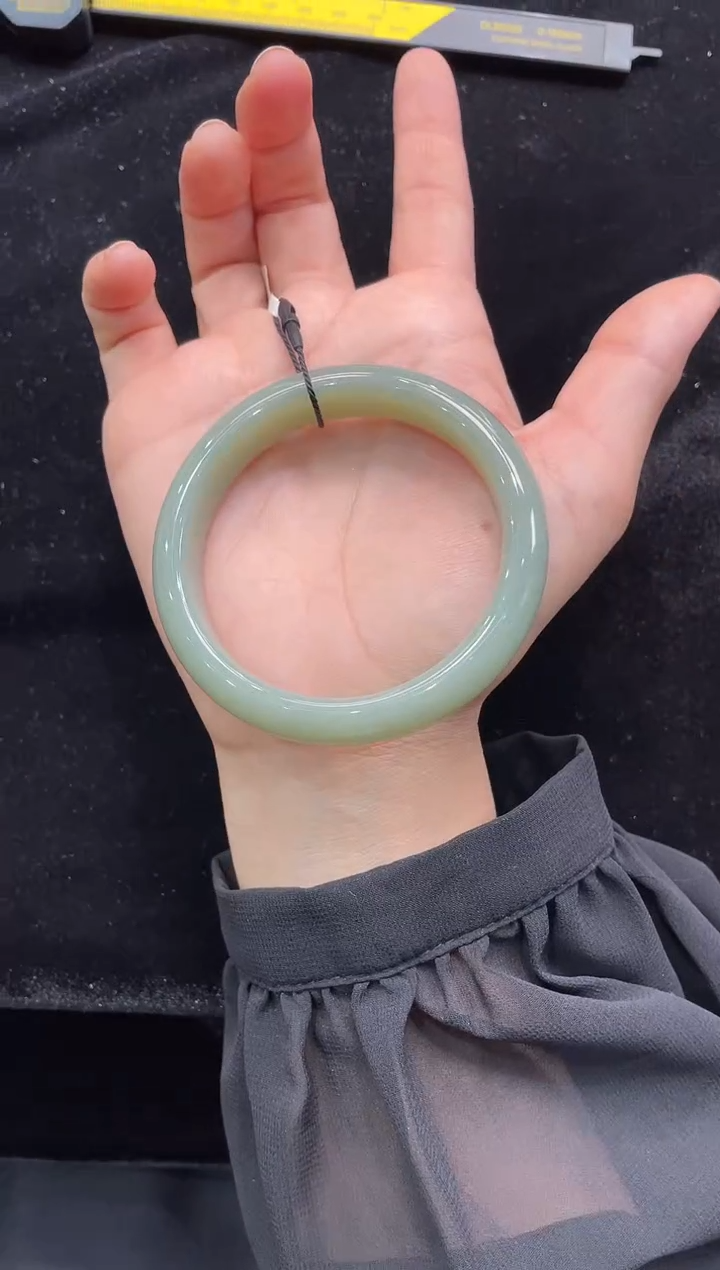 和田玉手镯未镶嵌新疆且末料青白玉56圈口上等和田玉手镯女