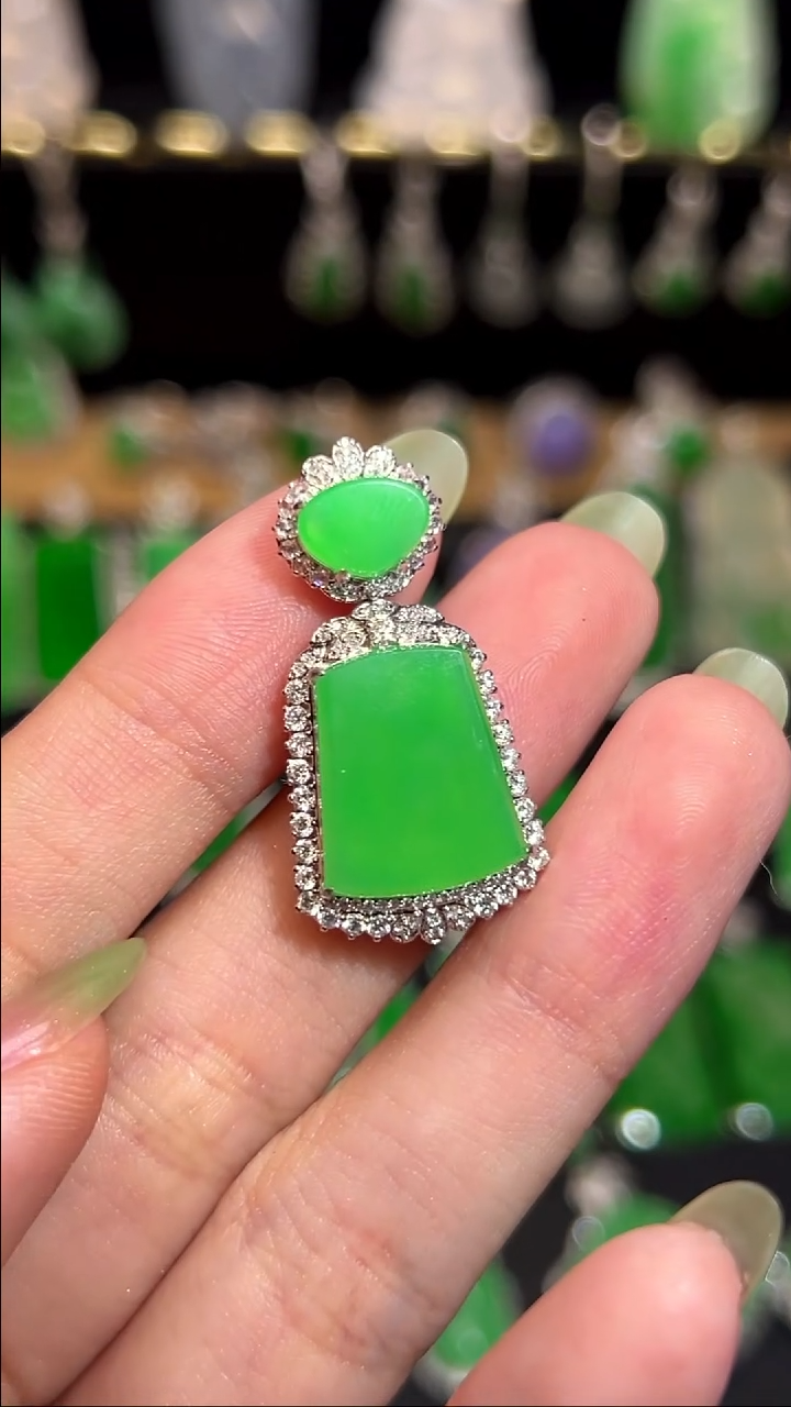 翡翠18K金镶嵌颈饰吊坠