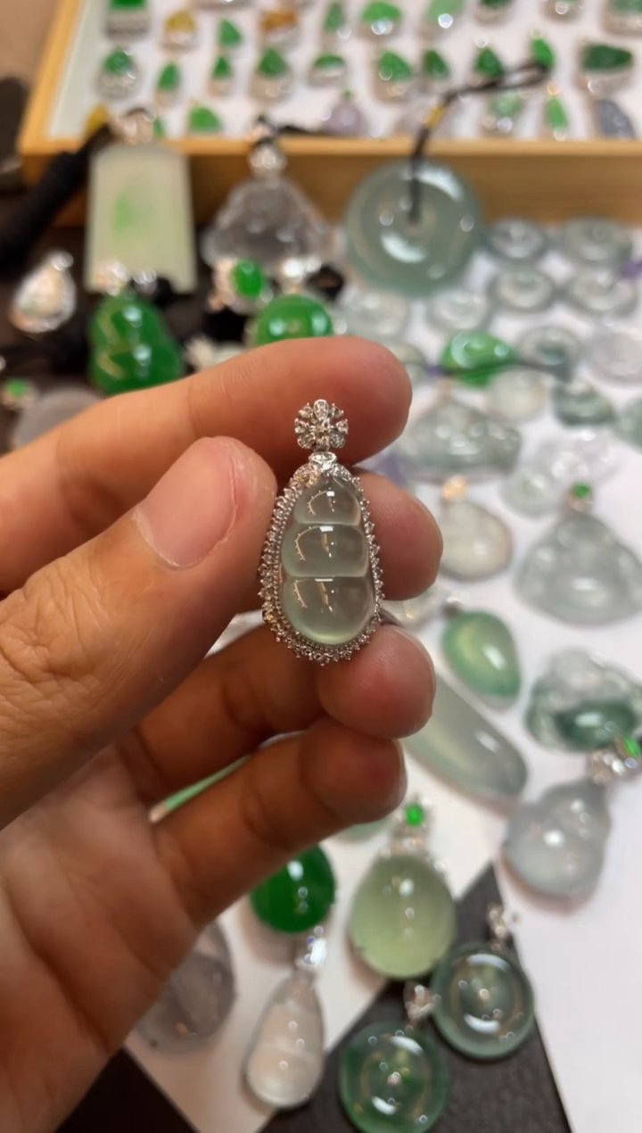 【闪购商品】翡翠吊坠(不含链)18K金镶嵌豆子